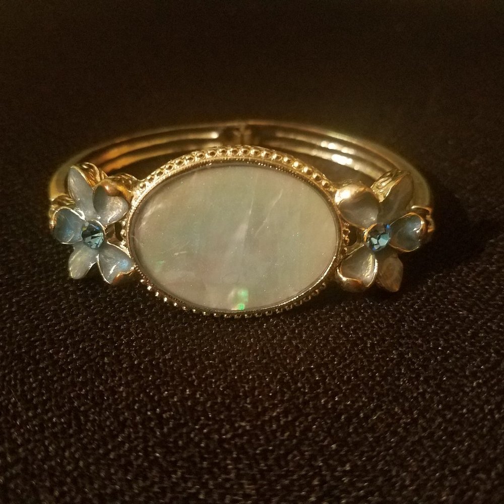 Blue Shell Flower Bracelet with Blue Crystals